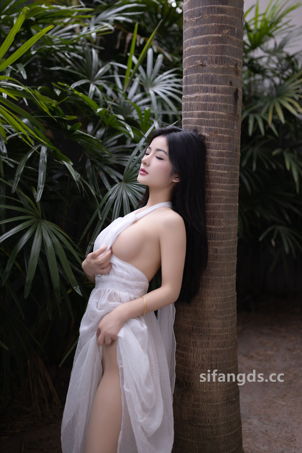 XR Uncensored Tan Xiao Ling 谭小灵 R18 秀人网模特 白色连衣裙下的无内肉丝 Part02 0010 2247195621.jpg